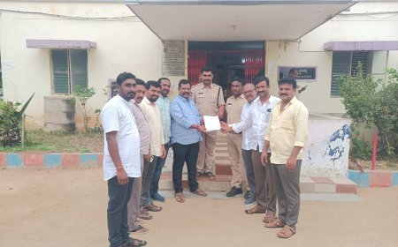 మాజీ ఎమ్మెల్యే గాదరి కిషోర్ పై పోలీస్ స్టేషన్ లో ఫిర్యాదు .