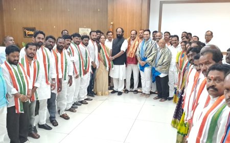 కాంగ్రెస్ లో చేరిన అసమ్మతి కౌన్సిలర్లు