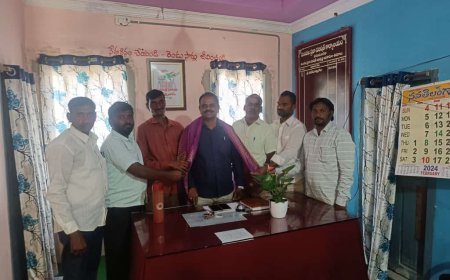 ఉద్యమకారుల ఆధ్వర్యంలో అధికారులకు సన్మానం