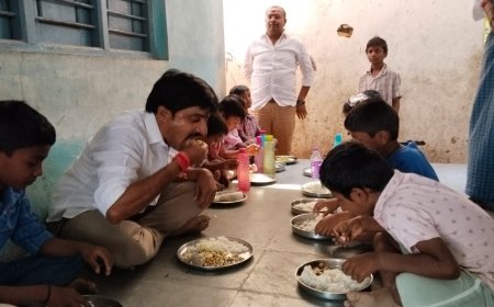విద్యార్థులతో మధ్యాహ్న భోజనం చేసిన ఎమ్మెల్యే.