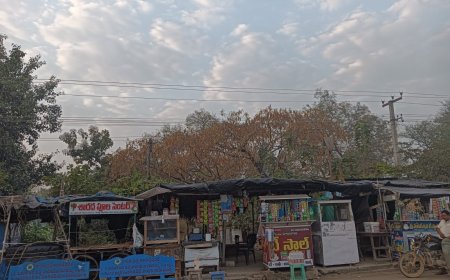 ఆసుపత్రి ముందు రోడ్డుపై ఉన్న దుకాణాలను వెంటనే తొలగించాలి... సామాజిక కార్యకర్త గంధం సైదులు