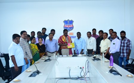  బదిలీ పై వెళుతున్న జిల్లా అదనపు ఎస్పీ ఎన్.రవి ని ఘనంగా సన్మానించిన