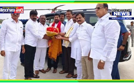 బ్రహ్మోత్సవాలకు విచ్చేసిన సీఎం రేవంత్ రెడ్డికి పుష్పగుచ్చం అందించిన పలువురు ఎమ్మెల్యేలు