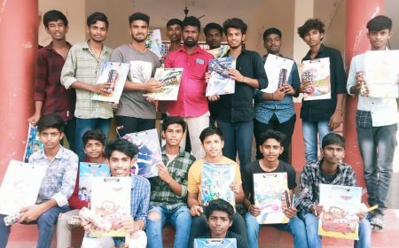 విద్యార్థులకు స్టడీ మెటీరియల్,ప్యాడ్లు పంపిణీ చేస్తున్న  మేడి ఫౌండేషన్ చైర్మన్ మేడి కృష్ణ