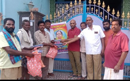 రిక్షా కార్మికులకు నూతన దుస్తులు వితరణ చేసిన.... ప్రముఖ వ్యాపారవేత్త ప్రసాద్