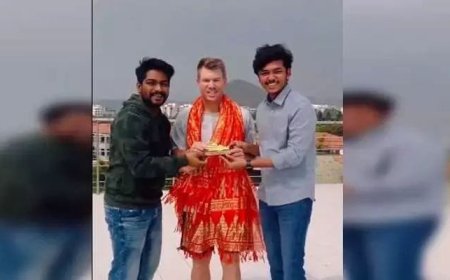 వార్నర్కు ఫ్యాన్స్ స్పెషల్ గిఫ్ట్.. జై శ్రీరాం అంటూ నినాదాలు చేసిన వార్నర్