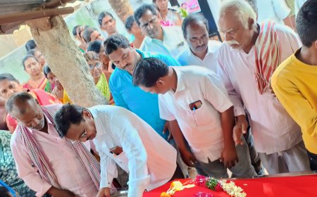 పుప్పాల సత్యమ్మ మృతదేహానికి పూలమాల వేసిన డేవిడ్ కుమార్