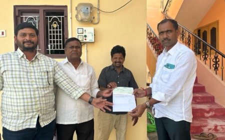 సీఎం సహాయనిధి చెక్కు అందజేసిన.... వైస్ ఎంపీపీ కొలిశెట్టి పిచ్చి పాపయ్య