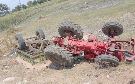 పోలీసుల నుంచి తప్పించుకునే క్రమంలో ఇసుక ట్రాక్టర్ పల్టీ