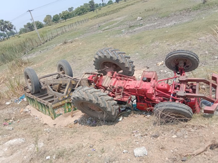 పోలీసుల నుంచి తప్పించుకునే క్రమంలో ఇసుక ట్రాక్టర్ పల్టీ