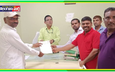 మున్సిపల్ కార్మికులకు బకాయి జీతాలు పీఎఫ్ ఈఎస్ఐ వెంటనే ఇవ్వాలనీ కమిషనర్ కు వినతిపత్రం