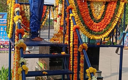 అంబేద్కర్ జయంతి సందర్భంగా విగ్రహానికి పూలమాల వేసి నివాళులు అర్పించిన