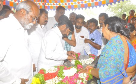 మాజీ సర్పంచ్ సంజీవరెడ్డి మృతదేహానికి పూలమాలయేసి నివాళులర్పించిన సూర్యాపేట ఎమ్మెల్యే జగదీశ్వర్ రెడ్డి