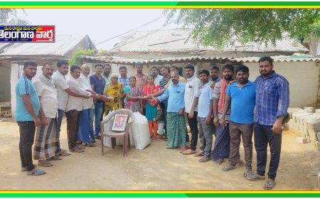 మృతుని కుటుంబానికి అండగా నిలిచిన గ్రామస్తులు, పూర్వ విద్యార్థులు