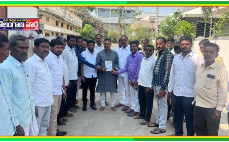 పెద్దమ్మ తల్లి వార్షికోత్సవానికి నర్సారెడ్డి కి ఆహ్వాన పత్రిక అందజేత 