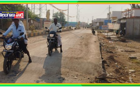 ప్రమాదకరంగా మారిన సీసీ రోడ్డు