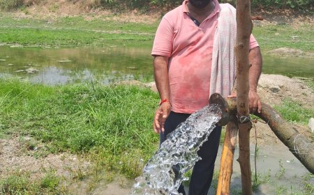 వేసవిలో పశువుల దాహార్తి తీర్చడం కోసం రైతు కృషి