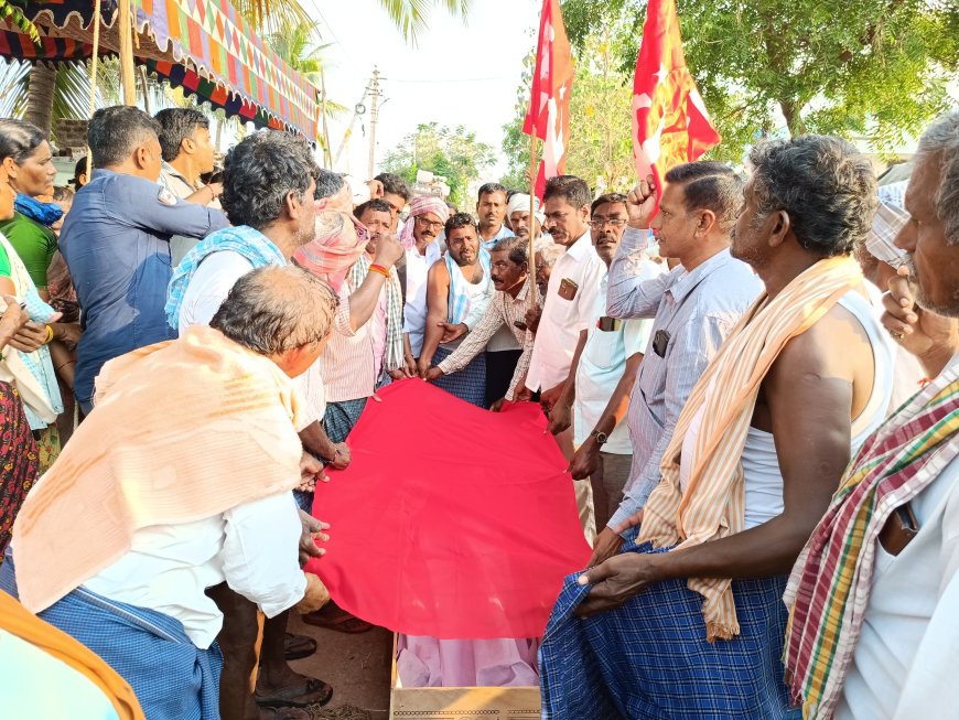 సత్తయ్య మృతదేహానికి నివాళులర్పించిన సిపిఎం నాయకులు