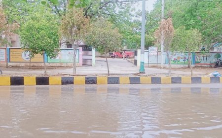 చెరువును తలపిస్తున్న రోడ్డు.