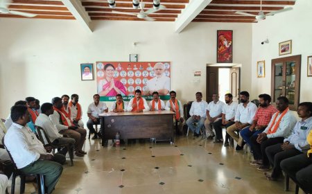 గద్వాల పట్టణంలో డీకే బంగ్లాలో ఏర్పాటు చేసిన సమావేశానికి హాజరైన జిల్లా బిజెపి అధ్యక్షులు.