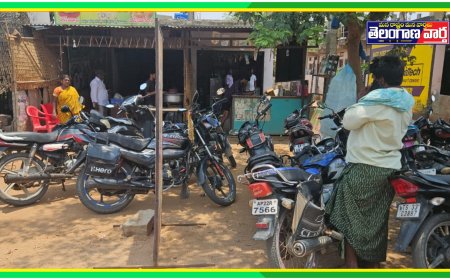 అయిజ లో రోడ్డుకు అడ్డంగా వాహనాలు ఆపిన పట్టించుకోని పోలీసులు అధికారులు...