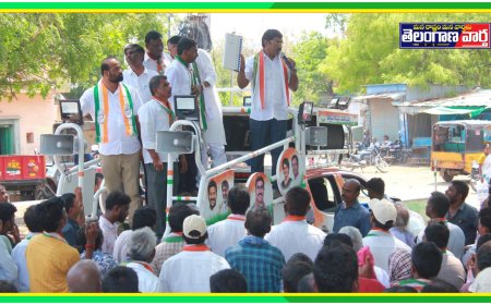 ఎన్నికల ప్రచారంలో ప్రతి గడపను తట్టుతున్న "సంపత్ కుమార్,"