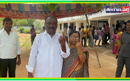 ఎమ్మెల్యే సొంత గ్రామం ధర్మారంలో ఓటు హక్కును వినియోగించుకున్న ఎమ్మెల్యే దంపతులు