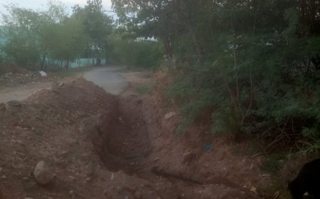 గద్వాల నుండి చెనుగోనిపల్లి పోయే దారిలో మిషన్ భగీరథ  శాఖకు సంబంధించిన వాళ్ళు