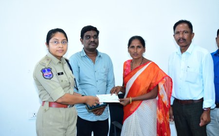 మరణించిన  పోలీసు కుటుంబానికి చెక్ అందజేసిన జిల్లా ఎస్పీ  రితిరాజ్,IPS  .