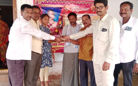 తోటి మిత్రులు ఆర్థిక సహాయం అందజేత1990-91 బ్యాచ్