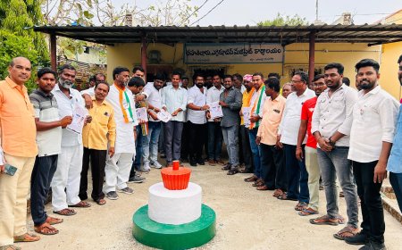 అడ్డగూడూరు తాసిల్దార్ కార్యాలయంలో పట్టభద్రుల తీన్మార్ మల్లన్న కరపత్రం పంపిణీ