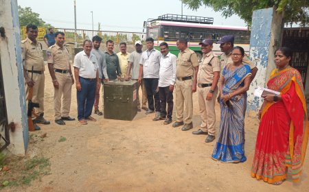 పోలింగ్ కేంద్రాలకు చేరుకున్న సిబ్బంది.....