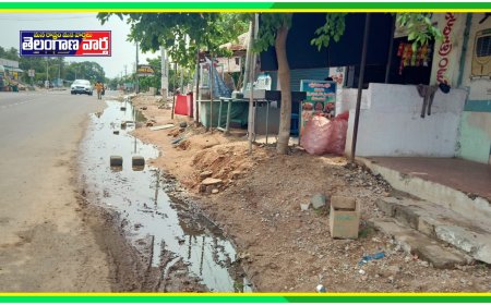 డ్రైనేజీని ఆక్రమించిన దుకాణదారులు.