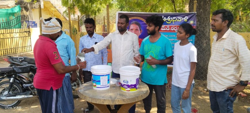 అమ్మ జ్ఞాపకార్ధంగా గ్రామస్తులకు మజ్జిగ పంపిణీ