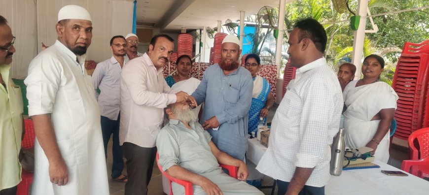 హజ్ యాత్రకు వెళ్లే వారికి పోలియో మరియు meningitis వ్యాధి రాకుండా నిరోధిక టీకాలు వేసిన.