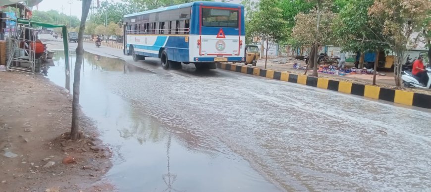 చెరువును తలపిస్తున్న రోడ్డు.