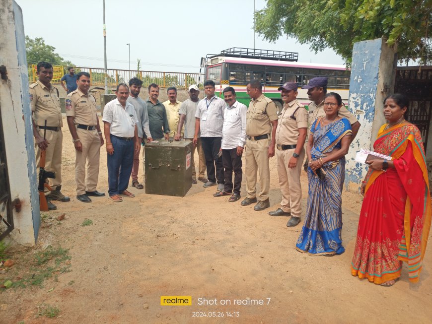 పోలింగ్ కేంద్రాలకు చేరుకున్న సిబ్బంది.....