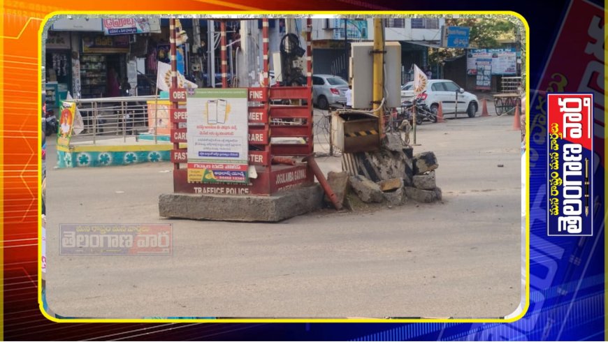 కృష్ణవేణి చౌక్ లో ట్రాఫిక్ సిగ్నల్స్ కు అడ్డంగా SR విద్యానికేతన్ పబ్లిసిటీ బోర్డ్స్.