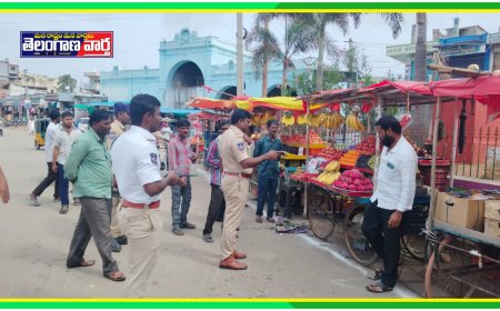 రోడ్డుకు ఇరువైపులా వాహనాలు నిలుపరాదు