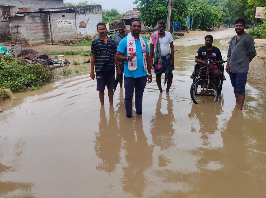 గ్రామంలో నెలకొన్న డ్రైనేజీ సమస్యలు వెంటనే పరిష్కరించాలి