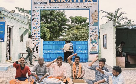 కాకతీయ ప్రైవేటు పాఠశాలలో నోటుబుక్కులు పట్టుకున్న ఏబీవీపి విద్యార్థులు