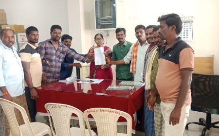 బదిలీ ఆపాలని విద్యార్థుల తల్లిదండ్రుల వినతిపత్రం