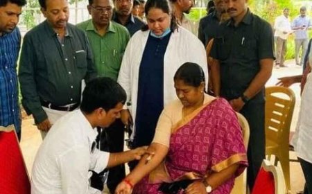 బస్తీ దావకాన సిబ్బందితో రొటీన్ హెల్త్ చెకప్ చేయించుకున్న  మంత్రి సీతక్క