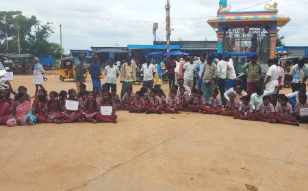 ఉపాధ్యాయుల కోసం ధర్నాకు దిగిన విద్యార్థులు