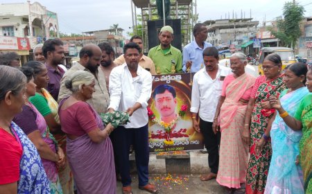 పూసర్ల రజినీకాంత్ 17వ వర్ధంతి సందర్బంగా చీరల పంపిణి.. 