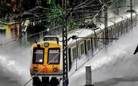 రైళ్లలో 15 గంటలు చిక్కుకుపోయిన ప్రయాణికులు