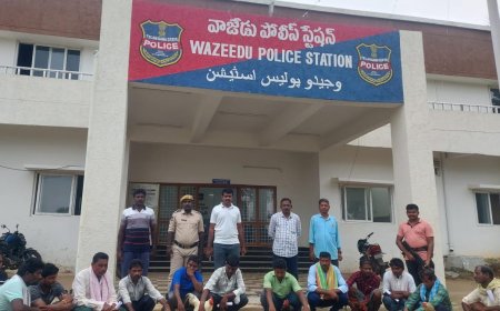 కోడిపందాలు ఆడుతున్న వాళ్లపై కేసు నమోదు