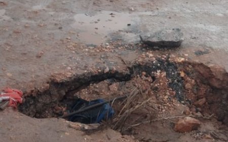 ఉప్పల బ్రిడ్జి దగ్గర సెంటర్లో పెద్ద హోల్ రంద్రం పడడం వల్ల