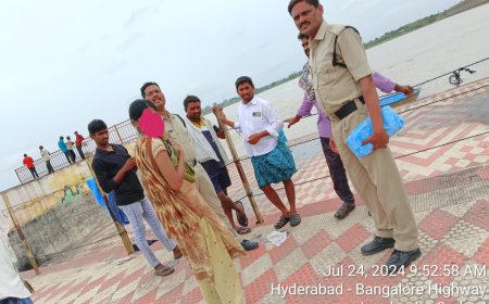 కుటుంబ కలహాల తో నదిలో దుకేందుకు యత్నించిన మహిళను కాపాడిన ఇటిక్యాల పోలీసులు