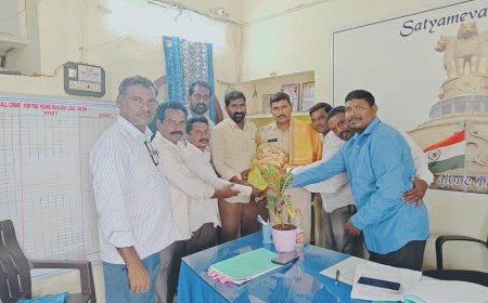 నూతన ఎస్సైని ప్రవీణ్ కుమార్ ని కలిసిన ఎమ్మార్పీఎస్, ఎం ఎస్ పి  అనుబంధ సంఘాల నాయకుడు....